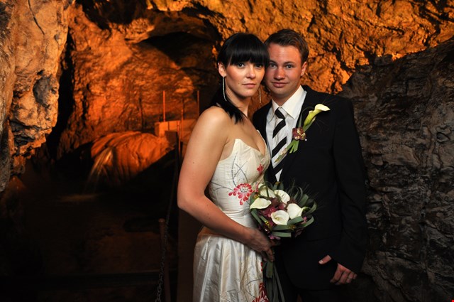 Romantična poroka v soju bakel in sveč v Jami Pekel